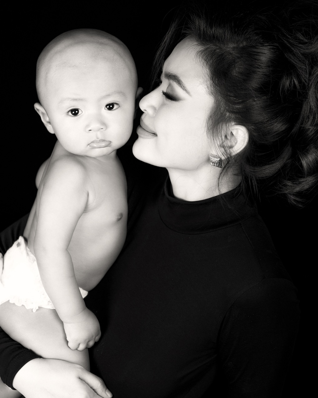 Mâu Thủy chụp ảnh cùng con trai 8 tháng tuổi, khoe bụng phẳng lì sau sinh - 6 Mâu Thủy chụp ảnh cùng con trai 8 tháng tuổi, khoe bụng phẳng lì sau sinh - 6