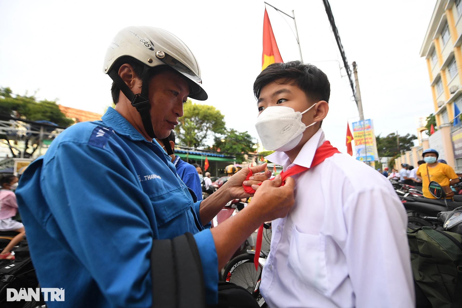 Phụ huynh miền Tây ôm hôn, động viên con trong ngày khai giảng năm học mới - 6 Phụ huynh miền Tây ôm hôn, động viên con trong ngày khai giảng năm học mới - 6