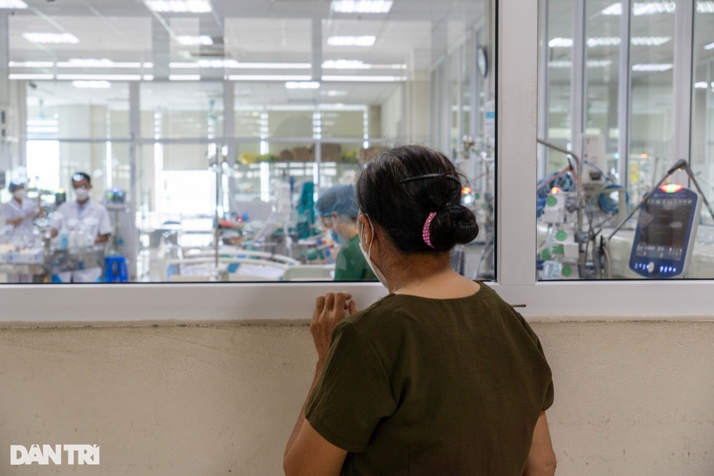 Hà Nội: Vợ chở chồng tìm viện trong đêm, ghế đá thành giường vì muỗi - 2 Hà Nội: Vợ chở chồng tìm viện trong đêm, ghế đá thành giường vì muỗi - 2