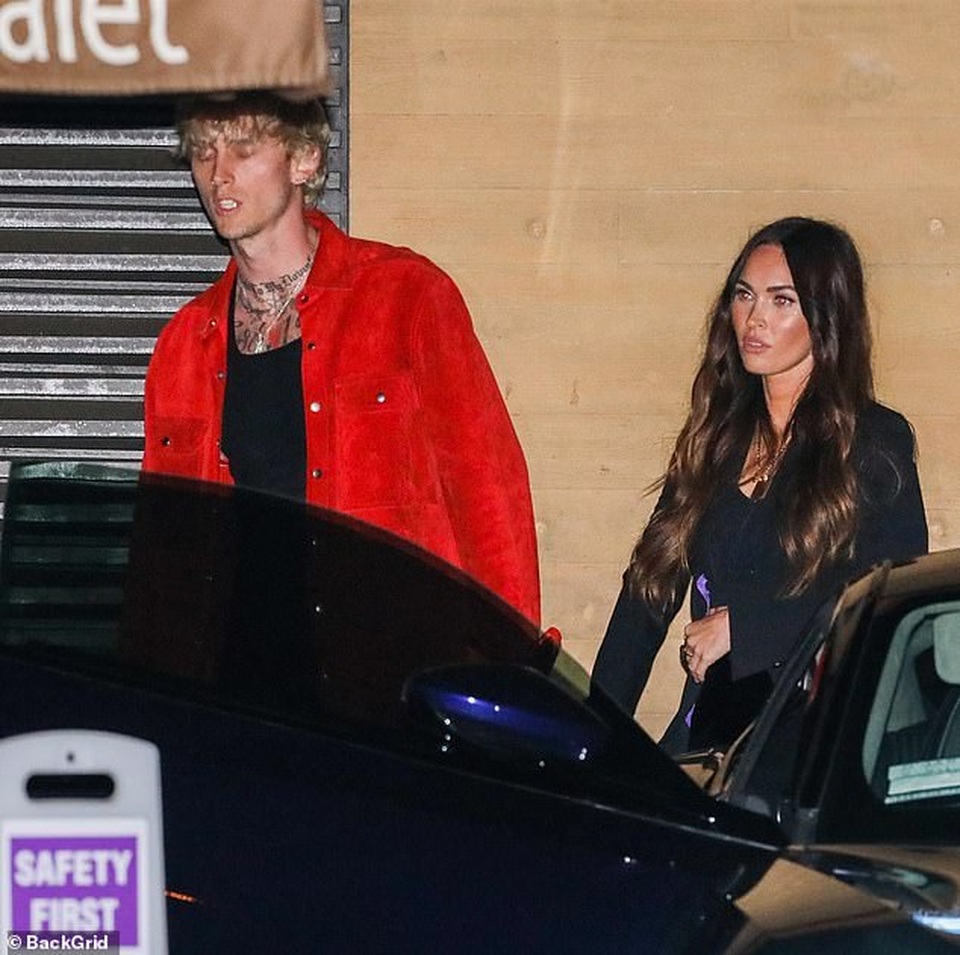 Megan Fox nắm tay bồ trẻ đi ăn tối - 5 Megan Fox nắm tay bồ trẻ đi ăn tối - 5
