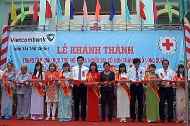 Vietcombank trao tặng công trình trung tâm giáo dục trẻ mồ côi và người già cô đơn tại An Giang
