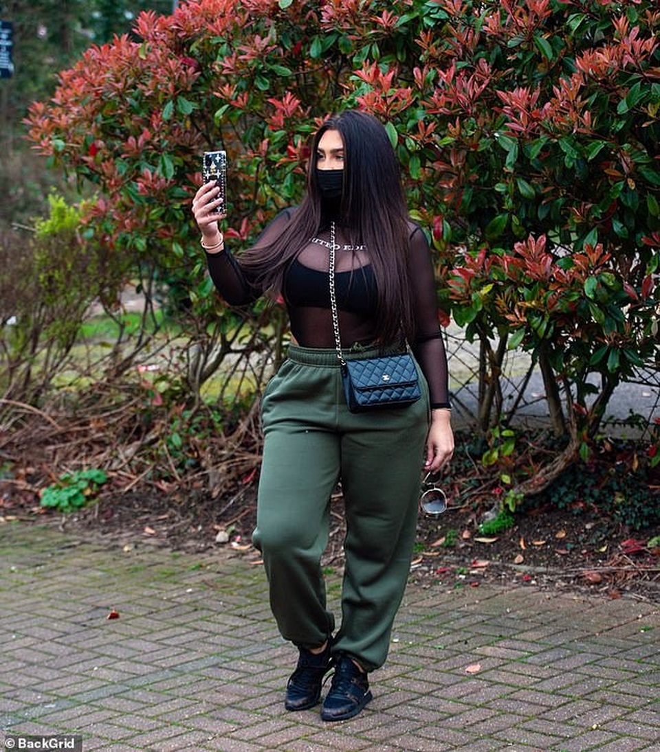 Lauren Goodger mặc áo xuyên thấu, đeo khẩu trang ra phố - 4 Lauren Goodger mặc áo xuyên thấu, đeo khẩu trang ra phố - 4