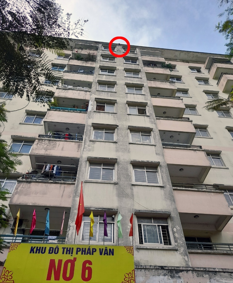 Hà Nội: Ngăn người phụ nữ định tự tử, ngồi chênh vênh ở lan can tầng 10 - 2 Hà Nội: Ngăn người phụ nữ định tự tử, ngồi chênh vênh ở lan can tầng 10 - 2