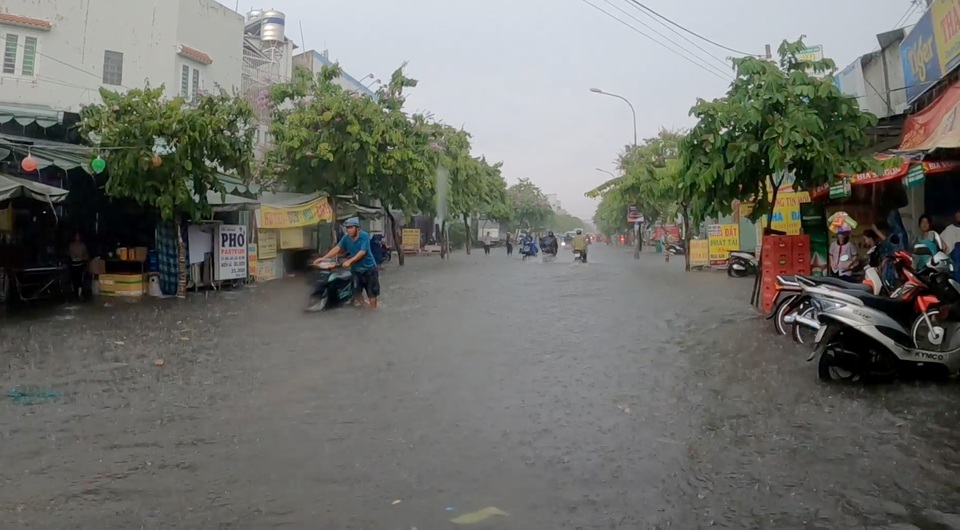 TPHCM: Phố xá thành sông sau cơn mưa, người dân bì bõm dong xe về nhà - 1 TPHCM: Phố xá thành sông sau cơn mưa, người dân bì bõm dong xe về nhà - 1