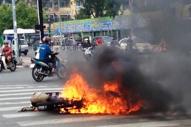 Vừa đổ dốc cầu, xe máy bốc cháy dữ dội