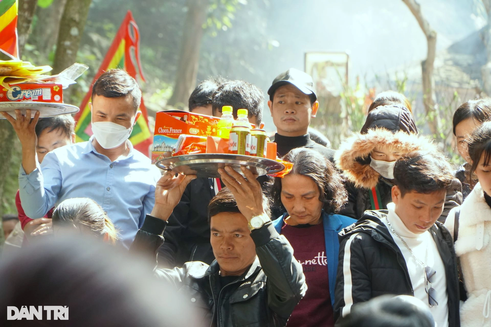 Hàng vạn người chen chân xin nước thánh cầu may đầu năm mới - 9 Hàng vạn người chen chân xin nước thánh cầu may đầu năm mới - 9