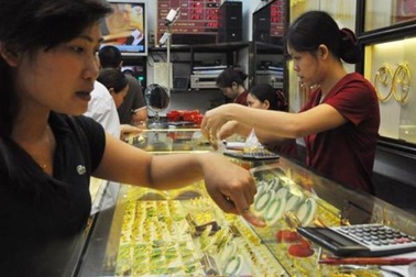 Vàng tăng giá rồi giảm nhanh