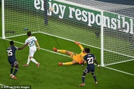 Ngôi sao Man City gây sốc với pha bỏ lỡ cơ hội ghi bàn từ khoảng cách 1m