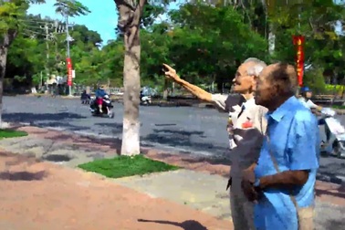 Trung tá Việt và bạn đang ôn lại kỷ niệm dưới bóng cờ đỏ sao vàng ở Kỳ Đài Huế