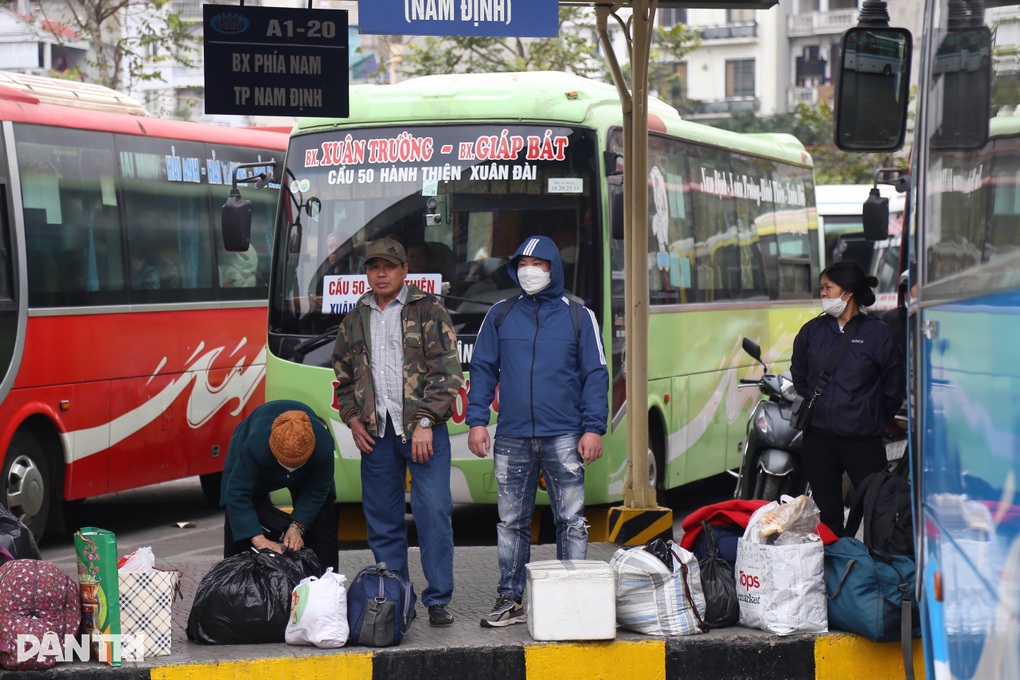 Lượng khách về quê ăn tết tăng gấp 5 lần so với năm ngoái tại bến xe - 5 Lượng khách về quê ăn tết tăng gấp 5 lần so với năm ngoái tại bến xe - 5