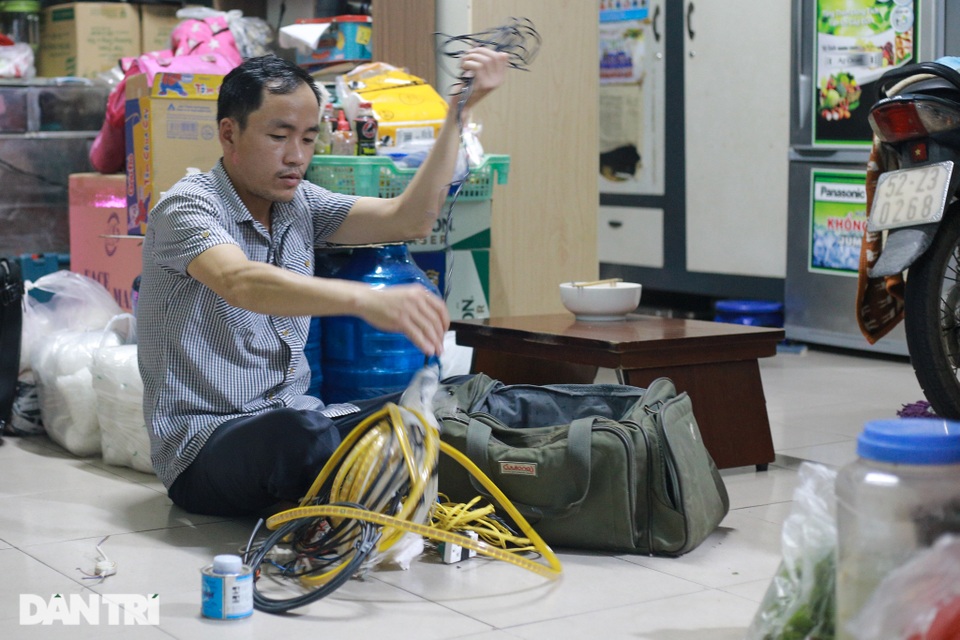 Khó khăn vì Covid-19, người lao động xoay đủ nghề xe ôm, thợ điện, phu hồ - 1