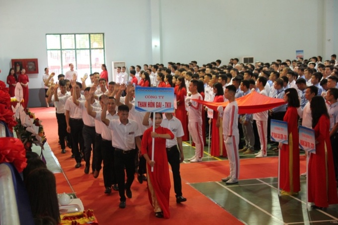 Các đoàn dự thi tham gia diễu hành biểu dương lực lượng