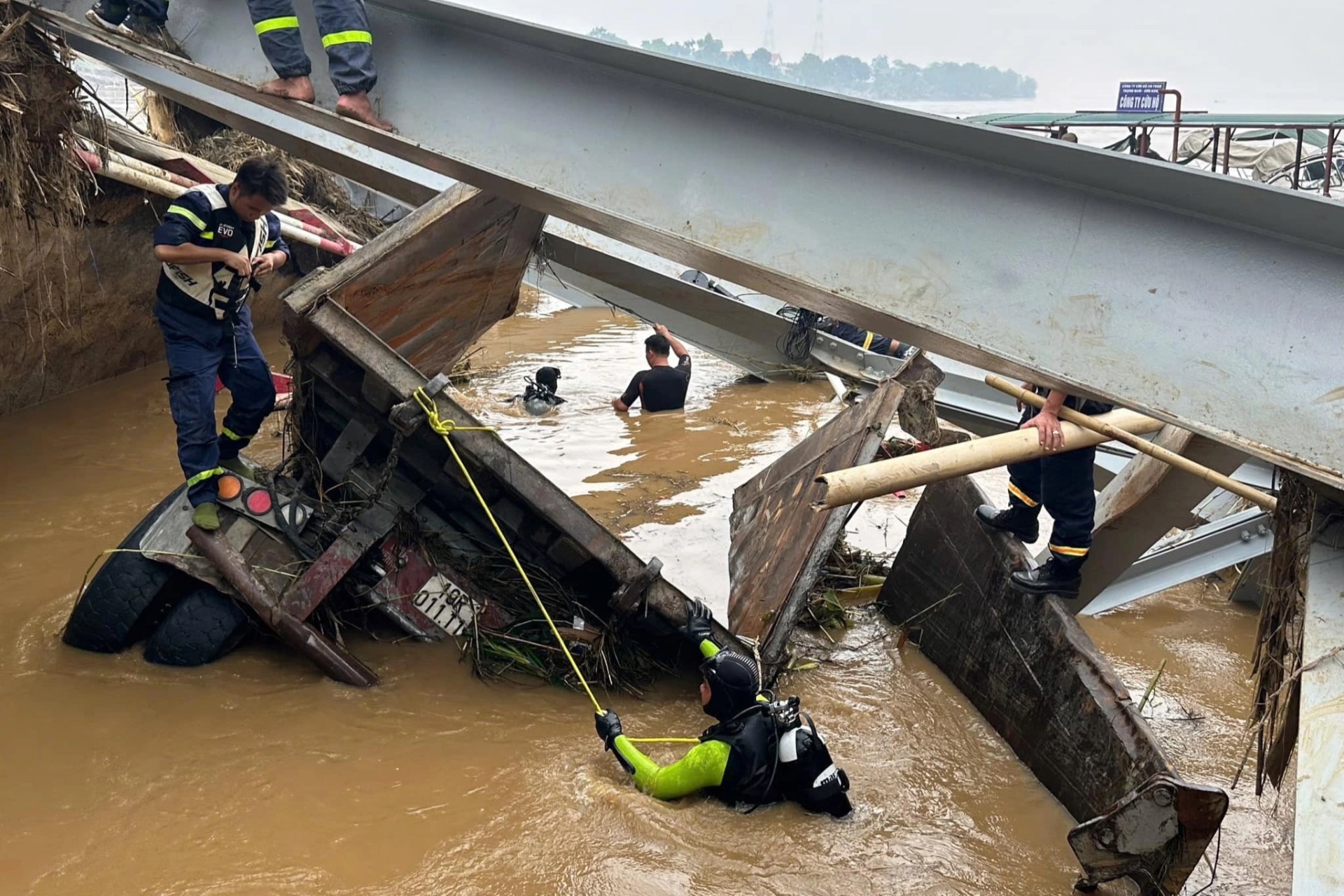 Chi gần 9 tỷ đồng trục vớt phương tiện, phần cầu Phong Châu chìm dưới sông? - 1