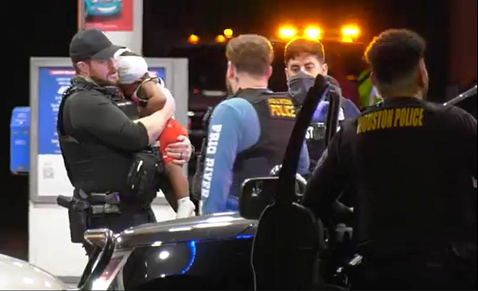 Mỹ: Cảnh sát bắn trúng đầu bé trai 1 tuổi khi đuổi bắt nghi phạm - 1 Mỹ: Cảnh sát bắn trúng đầu bé trai 1 tuổi khi đuổi bắt nghi phạm - 1