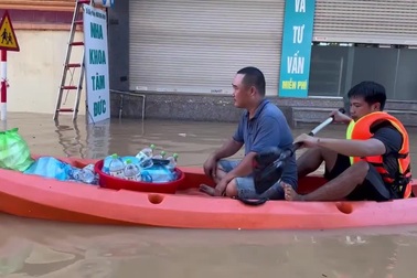 Thuyền cứu trợ mang cơm, nhu yếu phẩm tiếp tế người dân vùng lũ Thái Nguyên