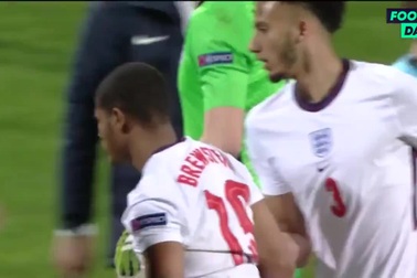 Ngôi sao Liverpool hành xử côn đồ, hùng hổ đòi đấm đối thủ