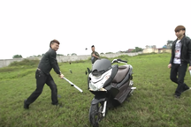 Khá Bảnh tiếp tục "gây sốc" khi tung clip đốt xe máy để quảng cáo xe điện