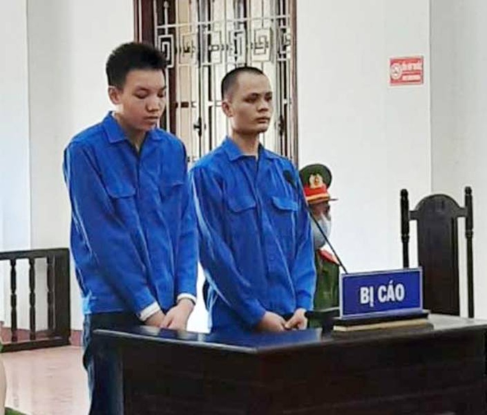Hai thanh niên ép bé gái 15 tuổi vào nhà nghỉ hiếp dâm - 1 Hai thanh niên ép bé gái 15 tuổi vào nhà nghỉ hiếp dâm - 1