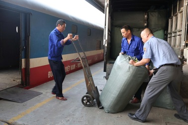 Đường sắt miễn phí vận chuyển hàng cứu trợ đồng bào lũ lụt