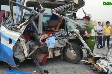 Hiện trường cho thấy xe khách tông xe đầu kéo với một lực rất mạnh