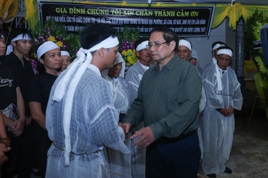 Thủ tướng thăm hỏi gia đình gặp nạn do lốc xoáy ở Ninh Bình