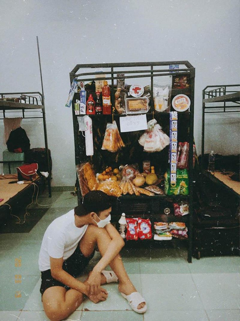 Chàng trai trở về từ Séc mở “tiệm tạp hóa Cô Vy” trong khu cách ly - 3 Chàng trai trở về từ Séc mở “tiệm tạp hóa Cô Vy” trong khu cách ly - 3