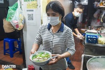 Quán phở 40 năm chỉ mở "nửa đêm, rạng sáng", ngày nào cũng hết vèo 300 bát