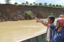 Dòng sông "nổi giận", người dân kinh hãi "bỏ của chạy lấy người"!