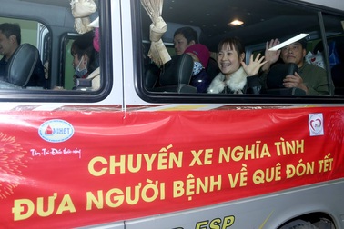 Ấm áp những chuyến xe nghĩa tình đưa bệnh nhân về quê ăn Tết