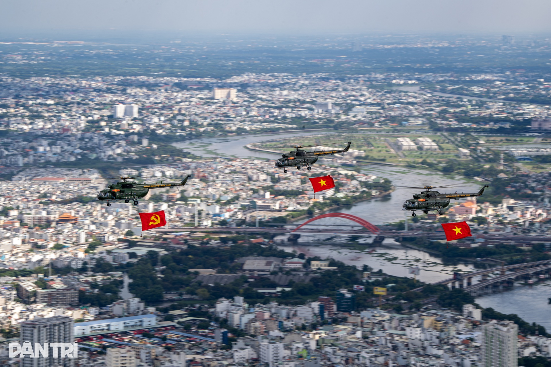 Hổ mang chúa SU-30MK2 bắn gần 200 quả đạn nhiễu rực sáng bầu trời TPHCM - 4 Hổ mang chúa SU-30MK2 bắn gần 200 quả đạn nhiễu rực sáng bầu trời TPHCM - 4