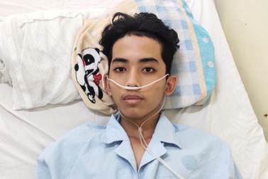 Bất hạnh bủa vây cậu bé đáng thương còn bố mẹ mà như đã thành trẻ mồ côi