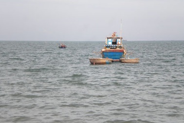 Đâm phải vật lạ, tàu cá bị chìm trên biển