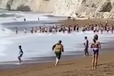 Hàng chục người nắm tay nhau thành "sợi dây" cứu nạn nhân đuối nước