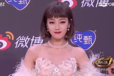 Địch Lệ Nhiệt Ba duyên dáng trên thảm đỏ Weibo 2021