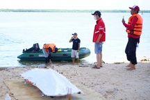 Tìm thấy thi thể người cha bồng con gái nhảy cầu Cửa Đại