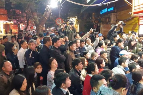 Hà Nội: Xếp hàng từ rạng sáng mua vàng đón Vía Thần Tài