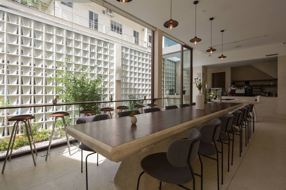 Độc lạ quán cà phê nửa kín nửa hở, phong cách nhỏ giọt ở Sài Gòn - 11