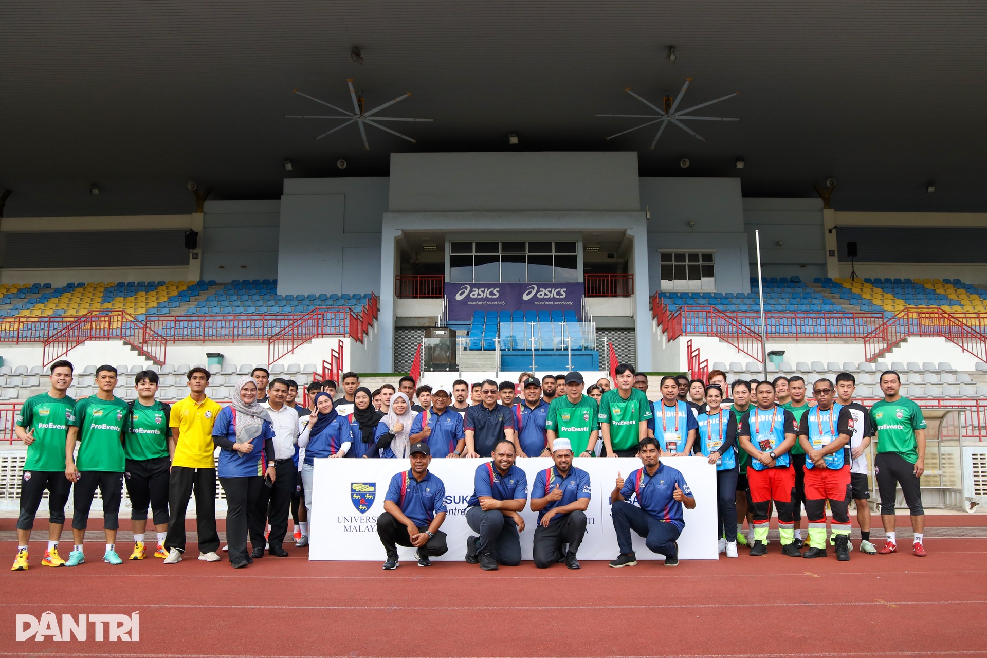 Thầy trò Kim Sang Sik hừng hực khí thế chờ đối đầu Man Utd - 1 Thầy trò Kim Sang Sik hừng hực khí thế chờ đối đầu Man Utd - 1