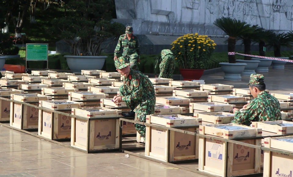 Trận địa pháo hoa ở Quảng trường Đại Đoàn Kết trước giờ “vàng” - 3 Trận địa pháo hoa ở Quảng trường Đại Đoàn Kết trước giờ “vàng” - 3