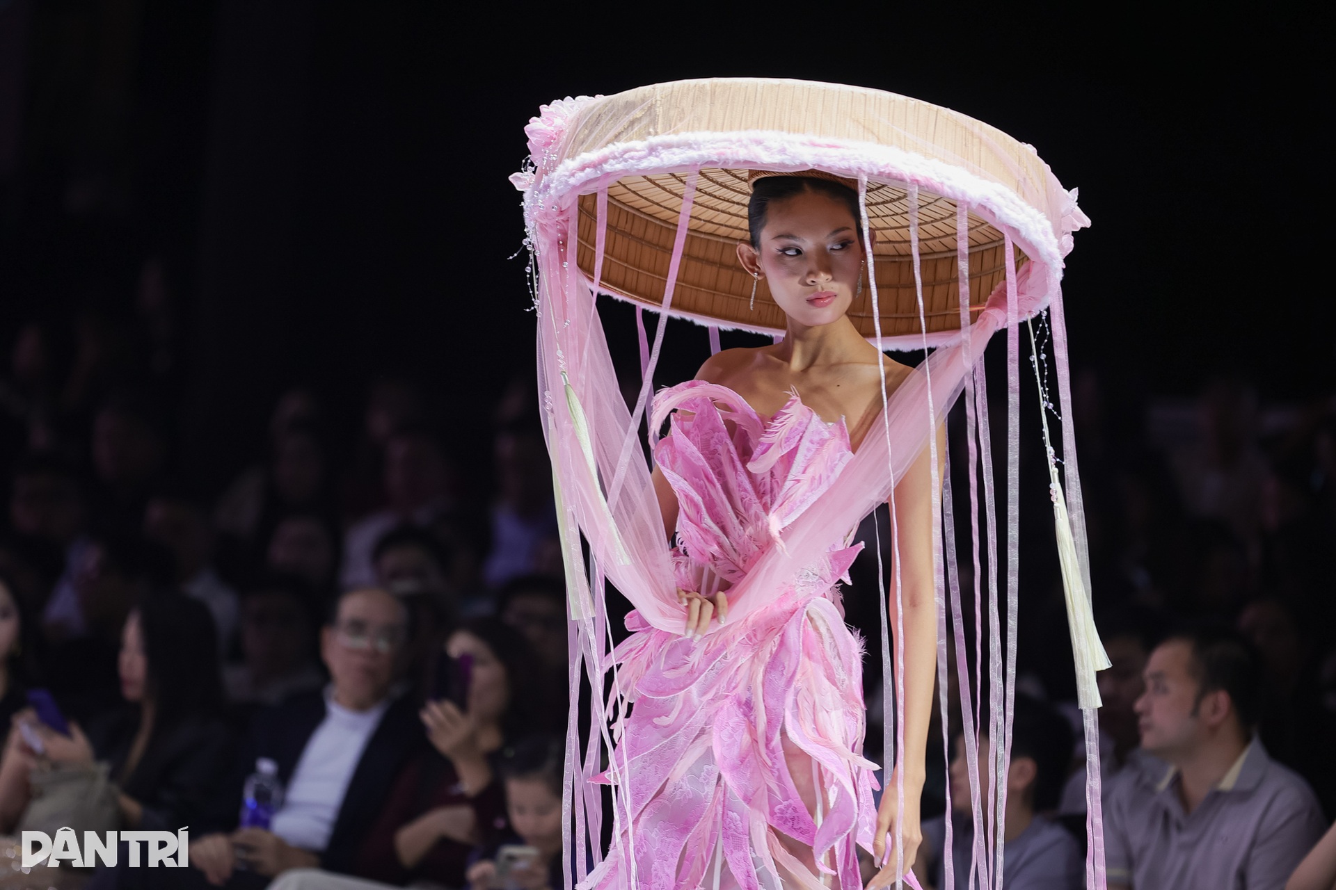 Á hậu Trái đất Trịnh Mỹ Anh gây “choáng” khi khoe vòng 3 trên sàn catwalk - 8 Á hậu Trái đất Trịnh Mỹ Anh gây “choáng” khi khoe vòng 3 trên sàn catwalk - 8