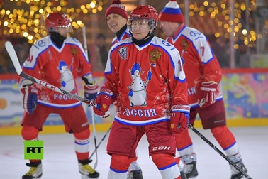 Tổng thống Putin “cháy hết mình” trên sân khúc côn cầu