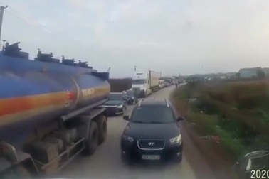 “Mãn nhãn” với hình ảnh tài xế phải lùi xe cả trăm mét vì cố tình vượt ẩu