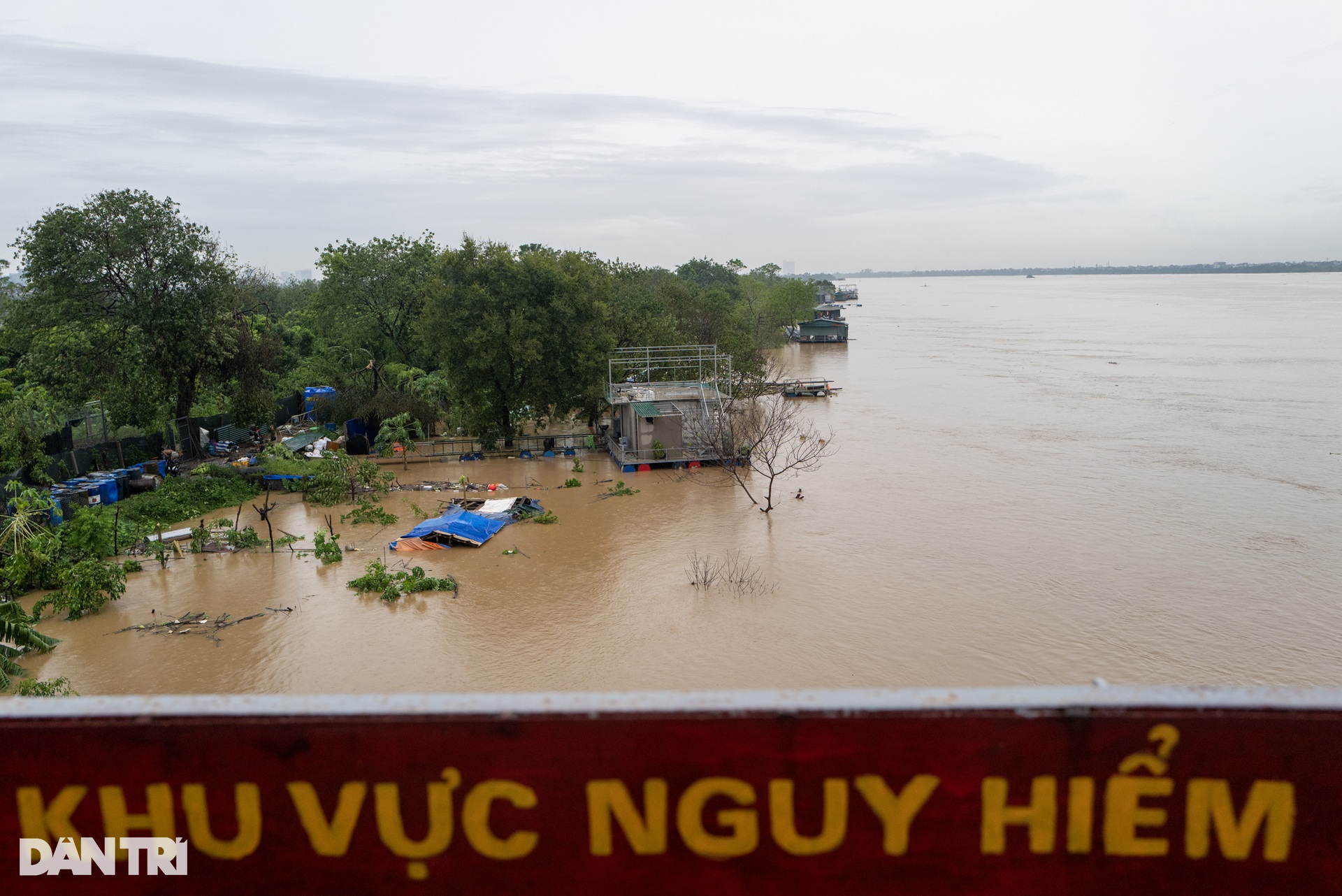 Hà Nội: Nước sông Hồng dâng nhanh, nhiều nơi tứ bề ngập nước - 11