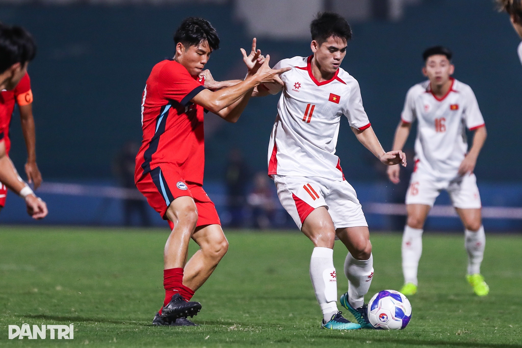 គ្រូបង្វឹក Hoang Anh Tuan៖ “U23 វៀតណាមត្រូវការស្ថិរភាពក្រុមសម្រាប់ការប្រកួតទ្វីបអាស៊ី” - ៤ HLV Hoàng Anh Tuấn: “U23 Việt Nam cần ổn định đội hình cho giải châu Á” - 4