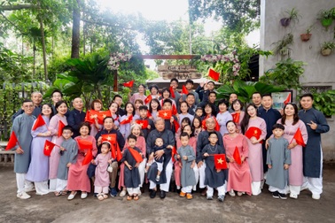 Gia đình gần 70 người ở Hà Nội họp mặt mỗi năm, tự may áo, có kịch bản