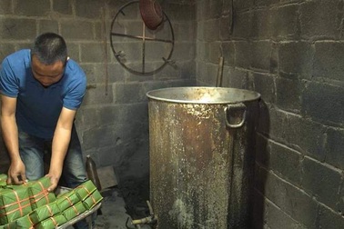 Làng bánh chưng trăm tuổi "Bếp luôn đỏ lửa vẫn không kịp phục vụ"