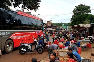 Chỉ đạo xử lý chợ tự phát, buộc trả lại tiền thu trái phép cho người dân