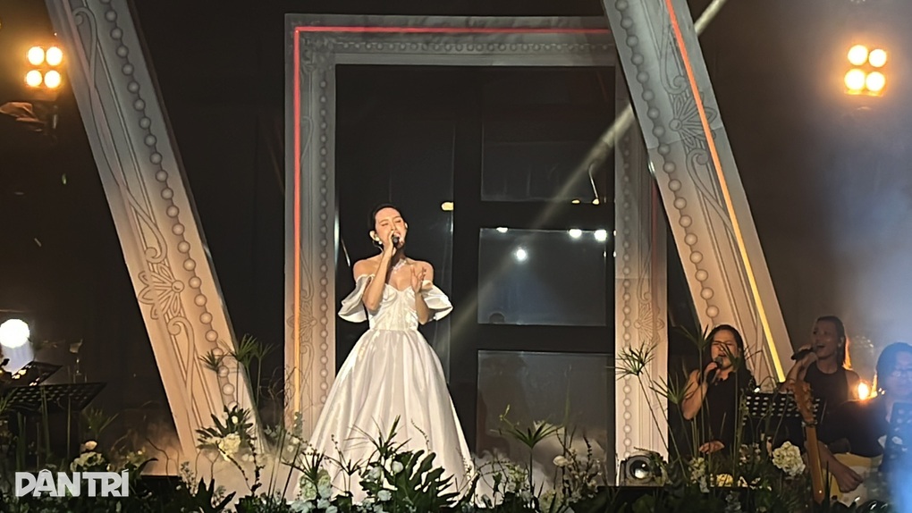 Hiền Hồ tái xuất, dân mạng phản ứng gay gắt - 4 Hiền Hồ tái xuất, dân mạng phản ứng gay gắt - 4