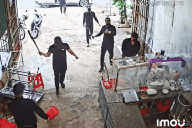 Nhóm côn đồ đập phá quán phở giữa ban ngày
