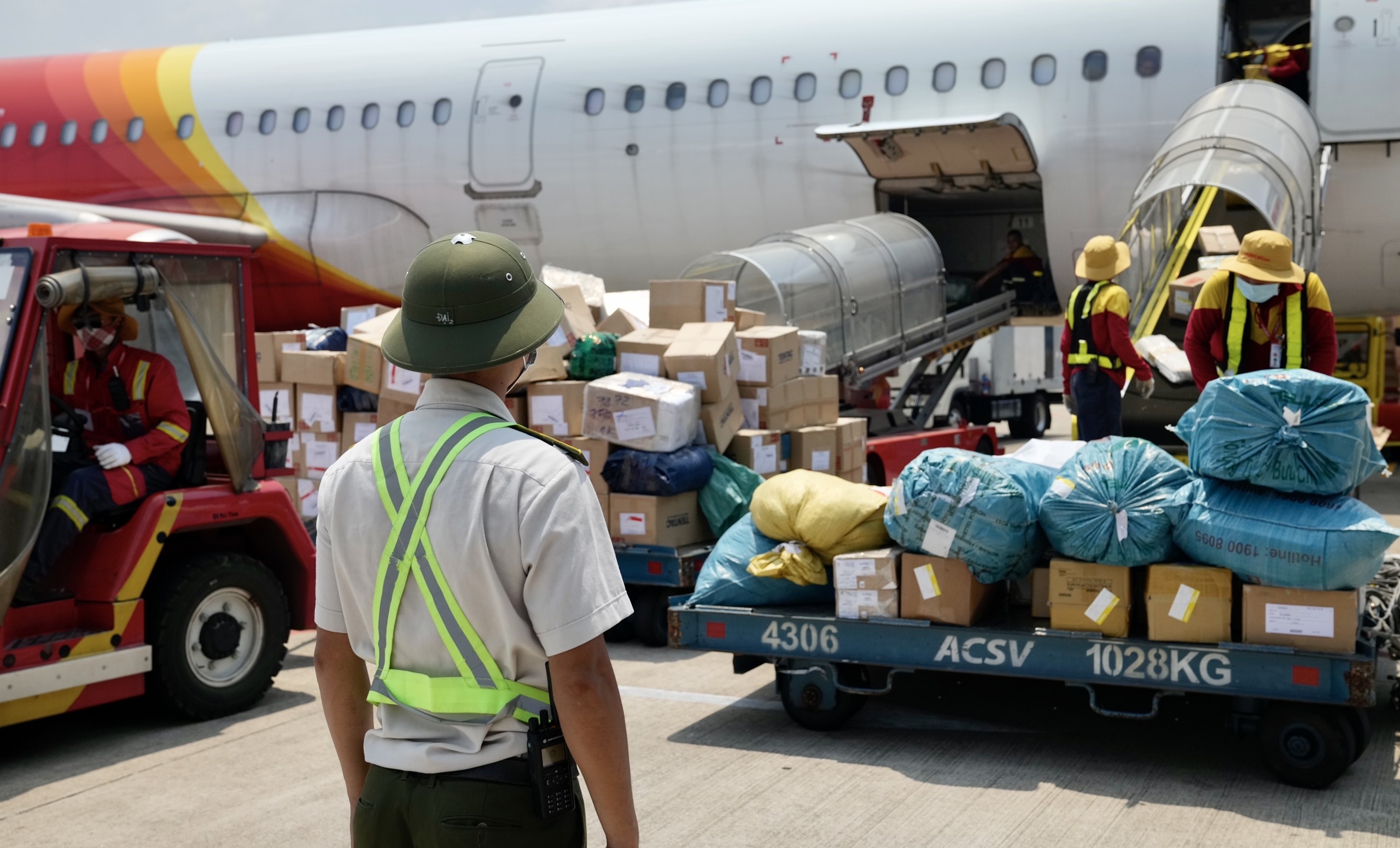 Sân bay Nội Bài hóa chảo lửa trong ngày nắng nóng đỉnh điểm - 11 Sân bay Nội Bài hóa chảo lửa trong ngày nắng nóng đỉnh điểm - 11